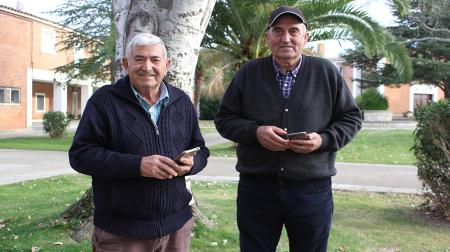 Imagen Los más mayores aprenden a sacar partido a sus móviles en Valfonda de...