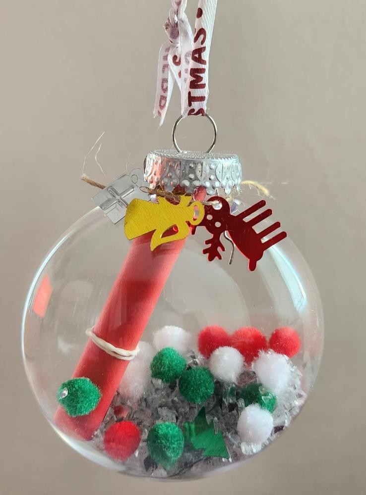 Imagen: Los niños y niñas pudieron crear maravillosas bolas navideñas.